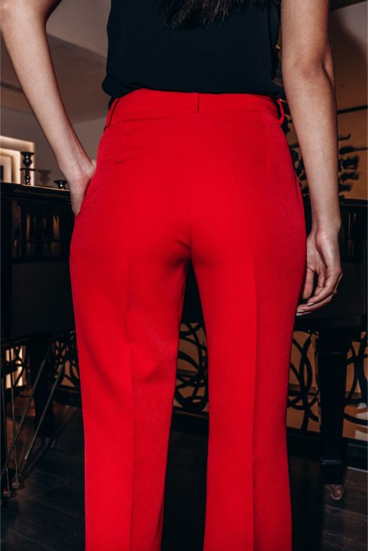 Pantalon Tuscany rouge de la collection ANAE Valentine 24, présentant une coupe droite et classique pour une élégance moderne.