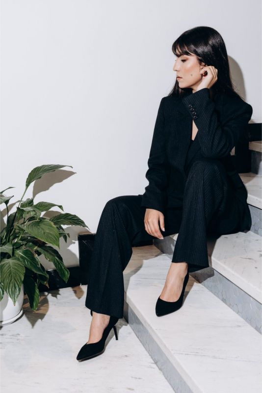 Femme professionnelle en veste blazer Jeff pinstripe, élégance classique, collection Tweed 24.