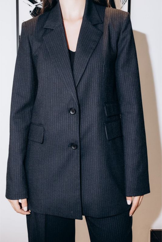 Vue latérale de la veste blazer Jeff d'ANAE, mettant en évidence la texture pinstripe et la coupe ajustée.
