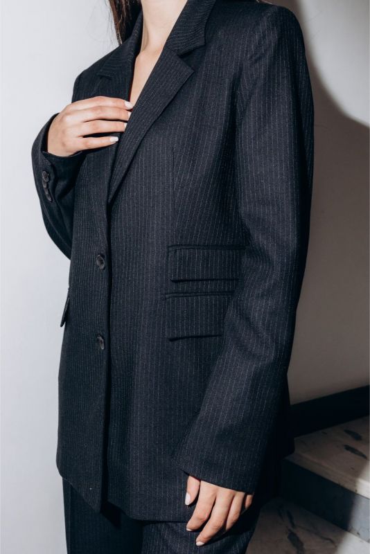 Vue latérale de la veste blazer Jeff d'ANAE, mettant en évidence la texture pinstripe et la coupe ajustée.