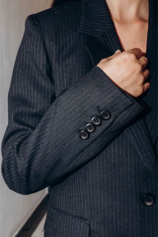 Détails de la veste blazer Jeff d'ANAE, boutons subtils et poches élégantes, Tweed 24.