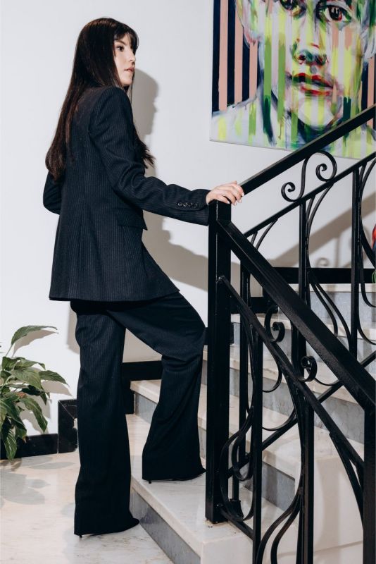Vue latérale de la veste blazer Jeff d'ANAE, mettant en évidence la texture pinstripe et la coupe ajustée.