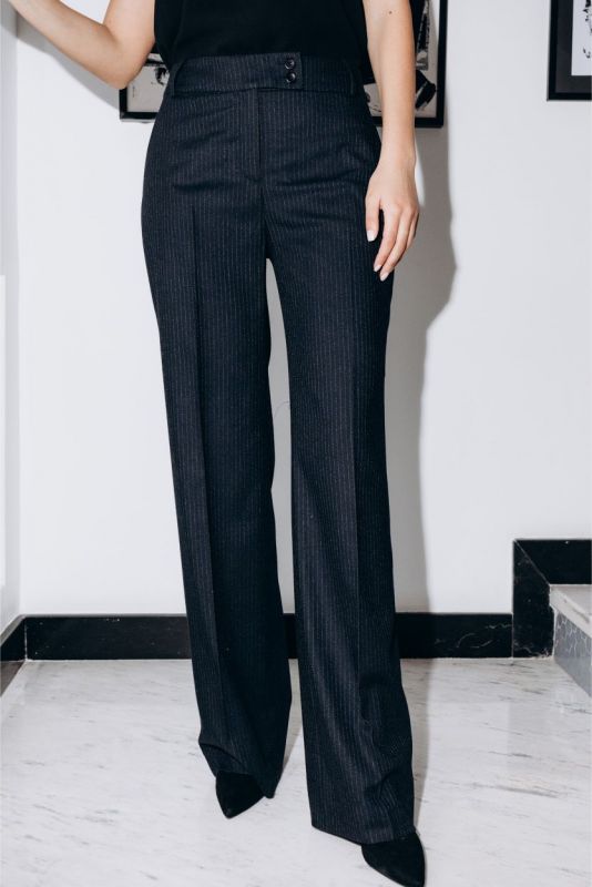 Détail de la coupe impeccable du pantalon Jeff d'ANAE, alliant confort et style professionnel.