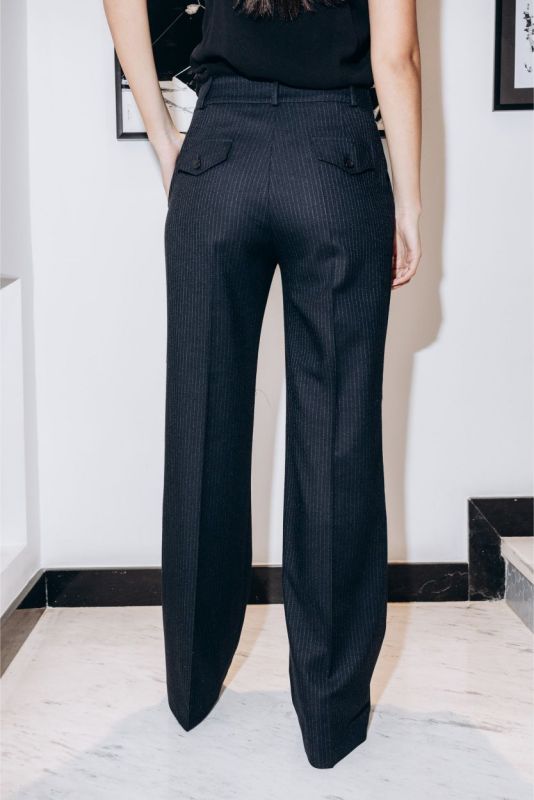 Vue arrière mettant en valeur la silhouette structurée du pantalon Jeff d'ANAE avec blazer assorti.