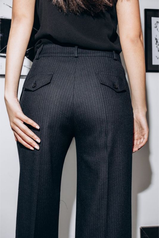 Vue arrière mettant en valeur la silhouette structurée du pantalon Jeff d'ANAE avec blazer assorti.