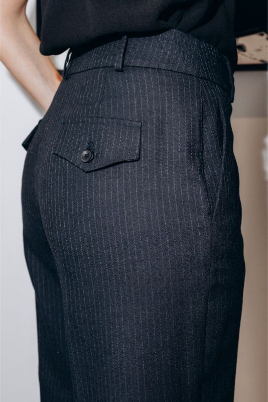 Détail de la coupe impeccable du pantalon Jeff d'ANAE, alliant confort et style professionnel.
