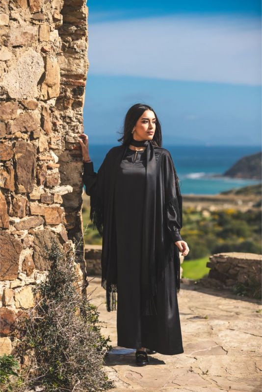 Élégance du caftan Anissa d'ANAE avec son jeu de franges, parfait pour Ramadan.