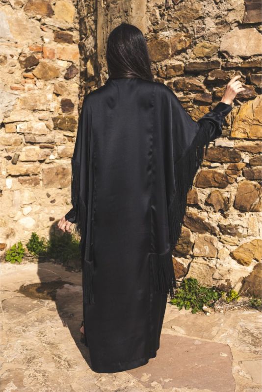 Élégance du caftan Anissa d'ANAE avec son jeu de franges, parfait pour Ramadan.