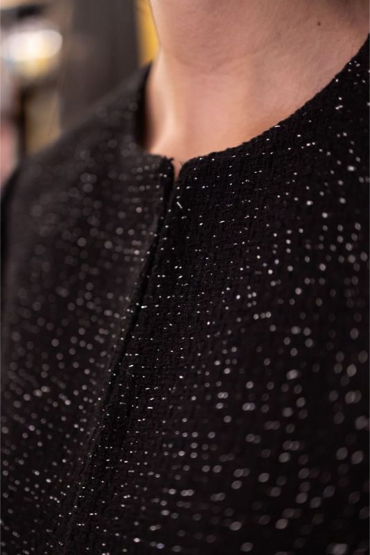 Veste Margaret d'ANAE avec une texture brillante subtile, représentant l'élégance discrète.