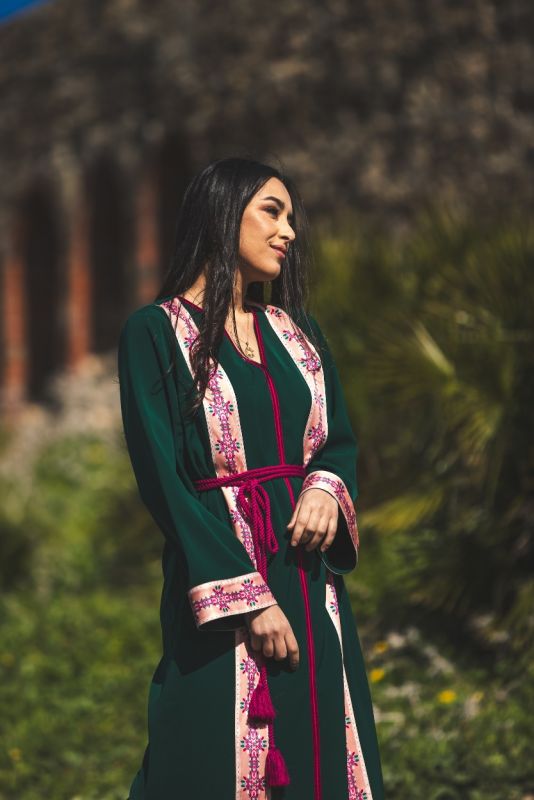 Caftan élégant BATOUL par ANAE en vert émeraude, finitions roses, prêt pour les fêtes de Ramadan.
