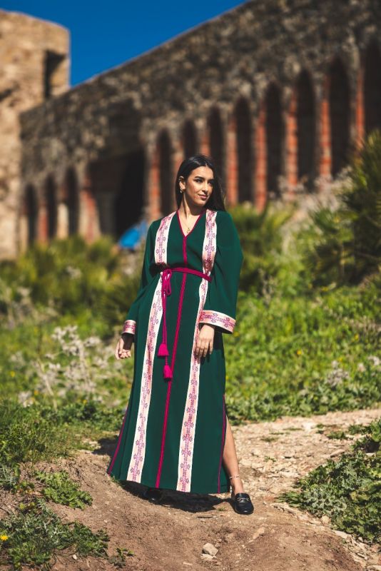 Le caftan vert BATOUL d'ANAE, broderie rose vibrante, évoque la beauté de Ramadan.