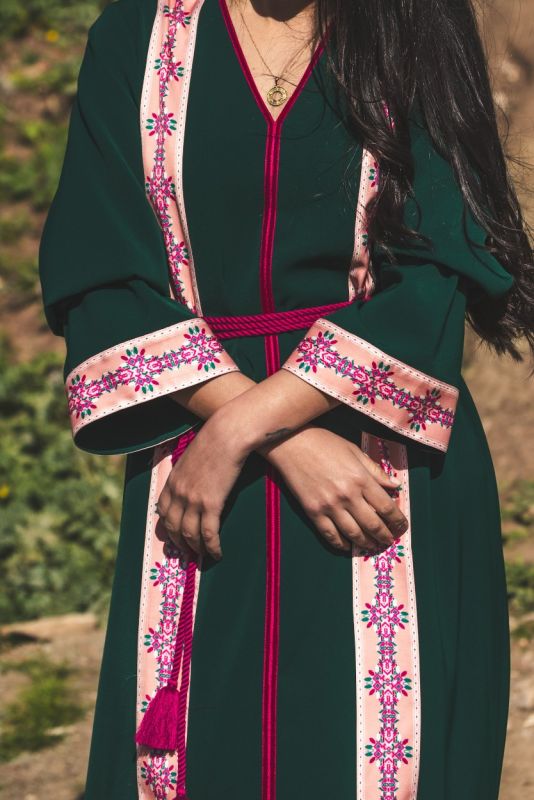 Le caftan vert BATOUL d'ANAE, broderie rose vibrante, évoque la beauté de Ramadan.