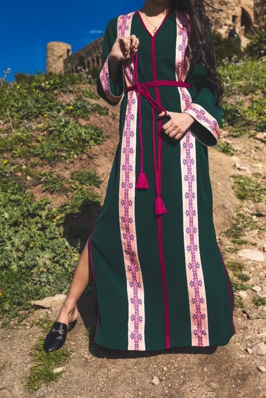 Vue rapprochée du caftan BATOUL d'ANAE, manchettes ornées et ceinture rose pour Ramadan.