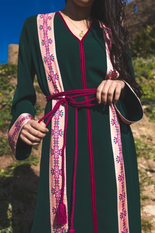 Vue rapprochée du caftan BATOUL d'ANAE, manchettes ornées et ceinture rose pour Ramadan.