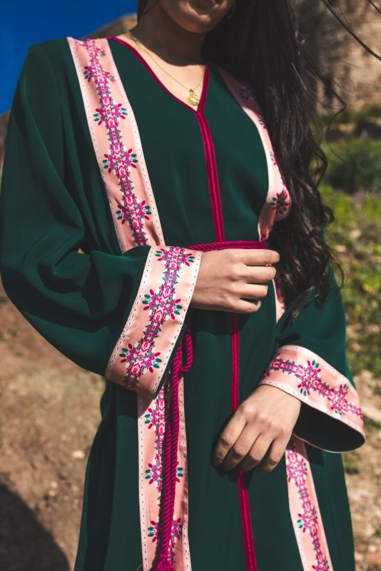 Caftan traditionnel BATOUL d'ANAE, vert avec broderie rose, cadre historique pour Ramadan.