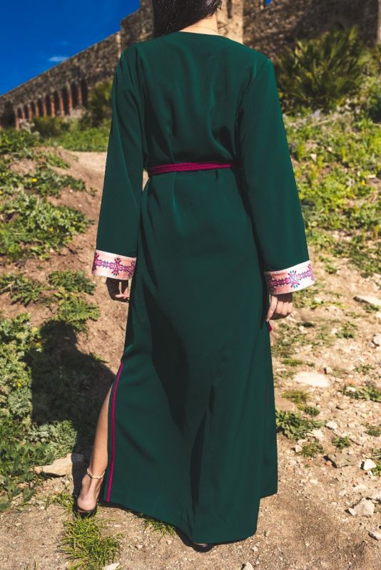 Le caftan vert BATOUL d'ANAE, broderie rose vibrante, évoque la beauté de Ramadan.