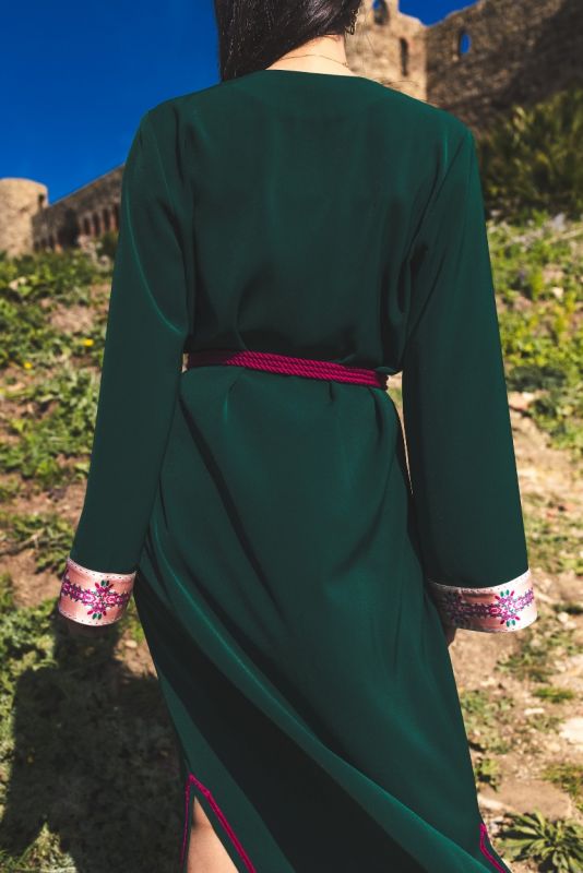 Caftan élégant BATOUL par ANAE en vert émeraude, finitions roses, prêt pour les fêtes de Ramadan.