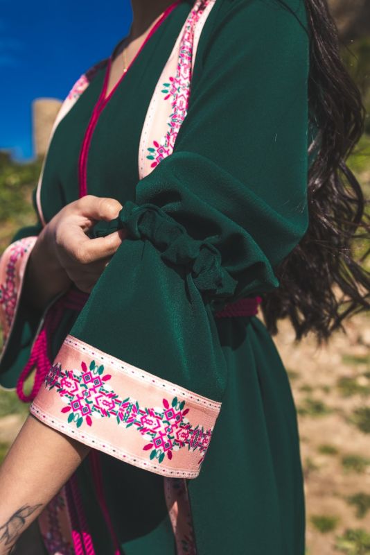 Caftan élégant BATOUL par ANAE en vert émeraude, finitions roses, prêt pour les fêtes de Ramadan.