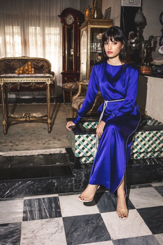 Caftan SAKINA bleu roi d'ANAE, ceinture blanche à pompons, intérieur luxueux, pour Ramadan.