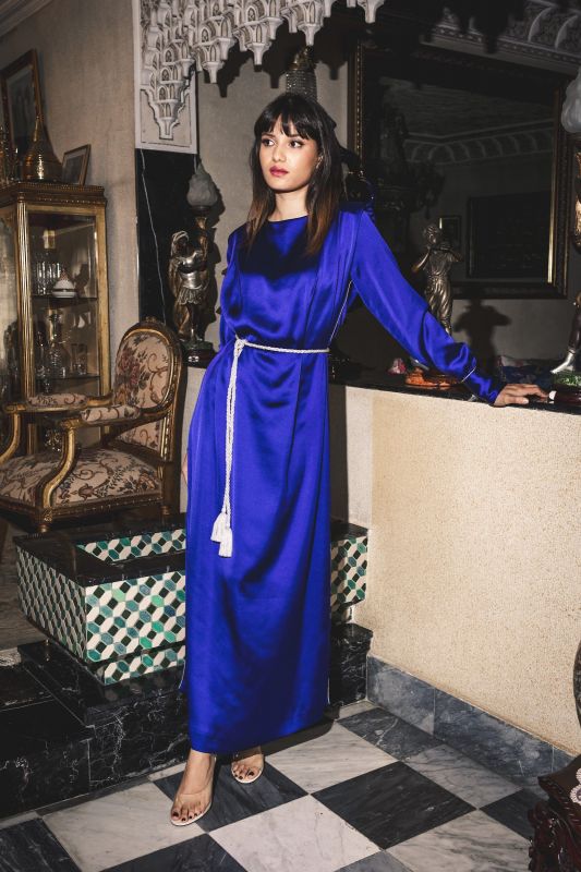 Caftan SAKINA bleu roi d'ANAE, ceinture blanche à pompons, intérieur luxueux, pour Ramadan.
