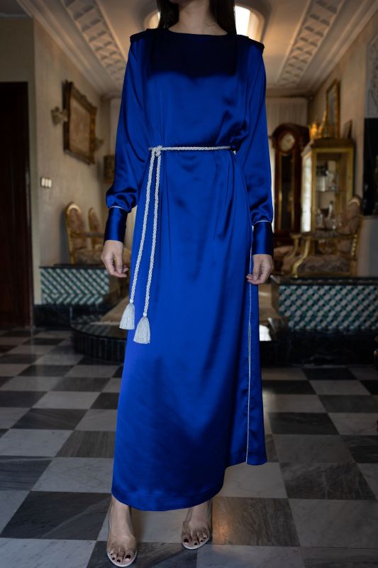 Caftan SAKINA bleu roi d'ANAE, ceinture blanche à pompons, intérieur luxueux, pour Ramadan.