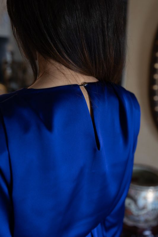 Caftan SAKINA bleu profond d'ANAE, ligne de ceinture blanche et pompons assortis, style épuré.