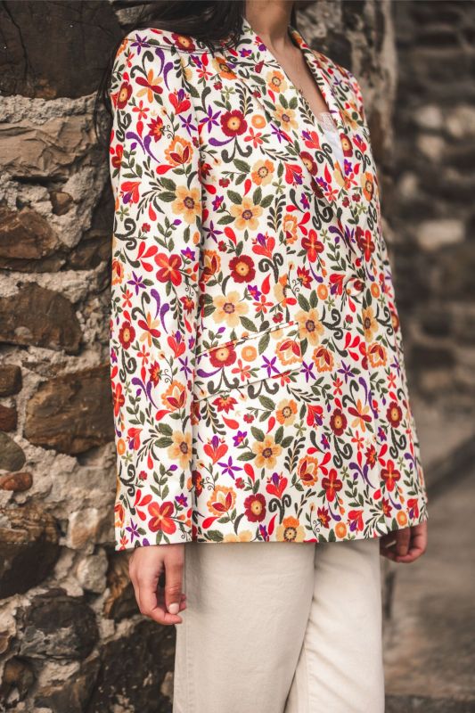 Veste JEANNA d'ANAE sur fond de nature, reflétant un style décontracté et élégant pour le Ramadan.