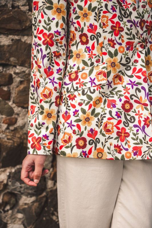 Veste JEANNA d'ANAE portée avec un pantalon crème, illustration d'un style printanier et lumineux.
