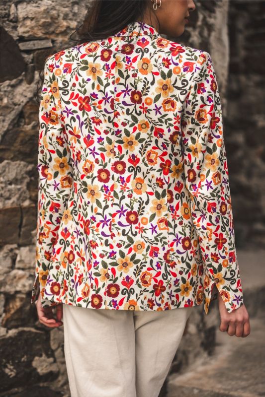 Veste JEANNA d'ANAE portée avec un pantalon crème, illustration d'un style printanier et lumineux.