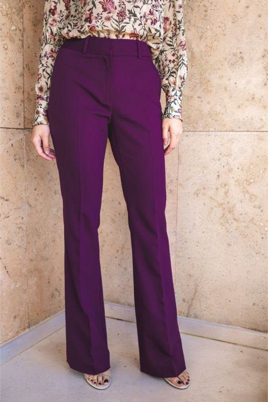 Vue frontale du pantalon Moller d'ANAE en prune, coupe droite et taille haute.