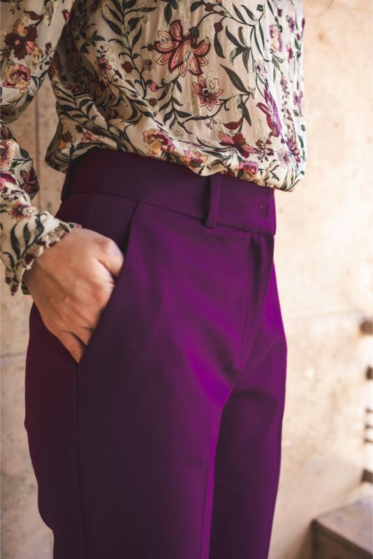 Détail de la taille cintrée du pantalon Moller, mettant en avant la ceinture en tissu.