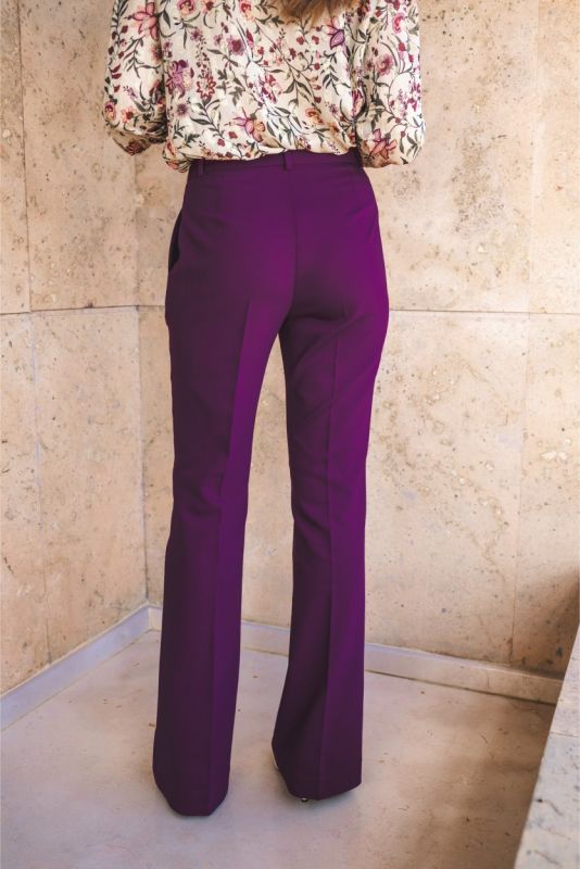 Détail de la taille cintrée du pantalon Moller, mettant en avant la ceinture en tissu.