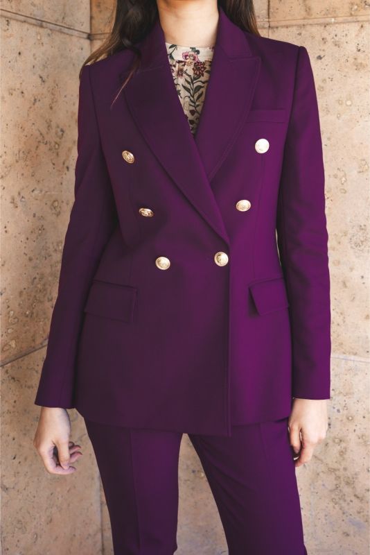 Veste élégante Moller d'ANAE en prune, silhouette ajustée avec boutonnage doré.