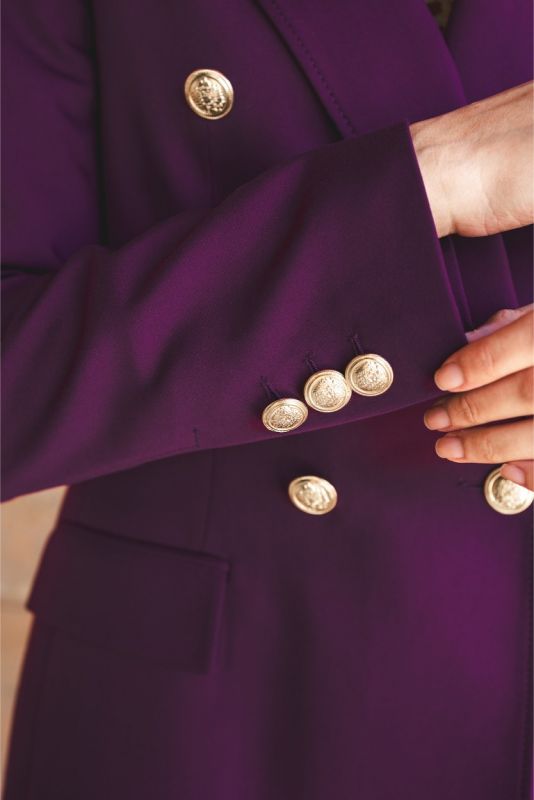 Détail des boutons dorés sur le poignet de la veste prune Moller d'ANAE.