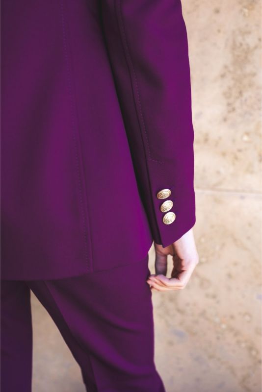 Veste double boutonnage prune ANAE, boutons dorés contrastants, col tailleur classique.