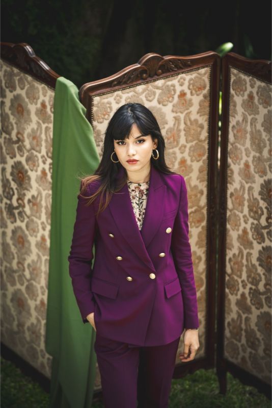 Veste double boutonnage prune ANAE, boutons dorés contrastants, col tailleur classique.