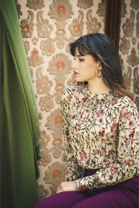 Gros plan sur une manche bouffante de la blouse Wallin d'ANAE, détail nœud poignet.