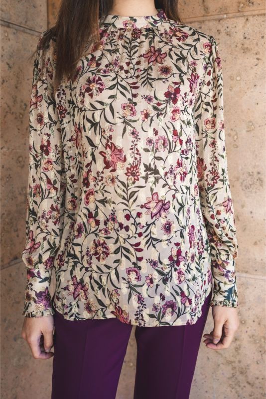 Vue rapprochée de la blouse Wallin d'ANAE avec col montant et imprimé floral délicat.