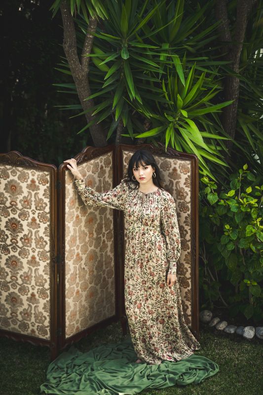 Robe longue PALM d'ANAE avec imprimé floral, col montant et manches longues, évoquant l'élégance.