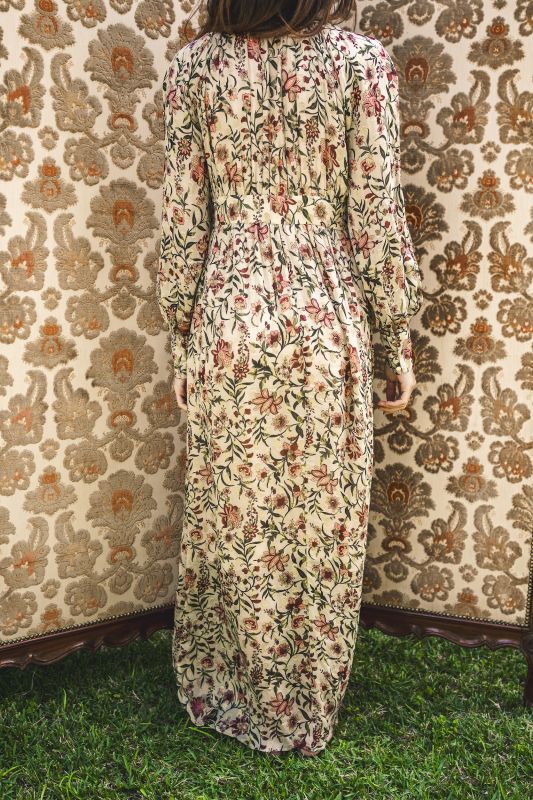 Vue arrière de la robe PALM d'ANAE avec imprimé floral, taille cintrée et jupe ample.