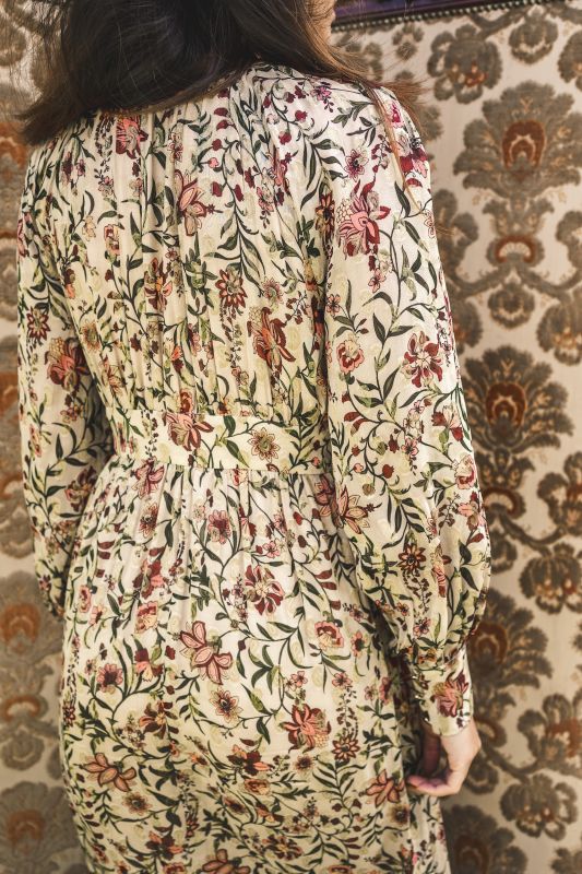 Vue arrière de la robe PALM d'ANAE avec imprimé floral, taille cintrée et jupe ample.