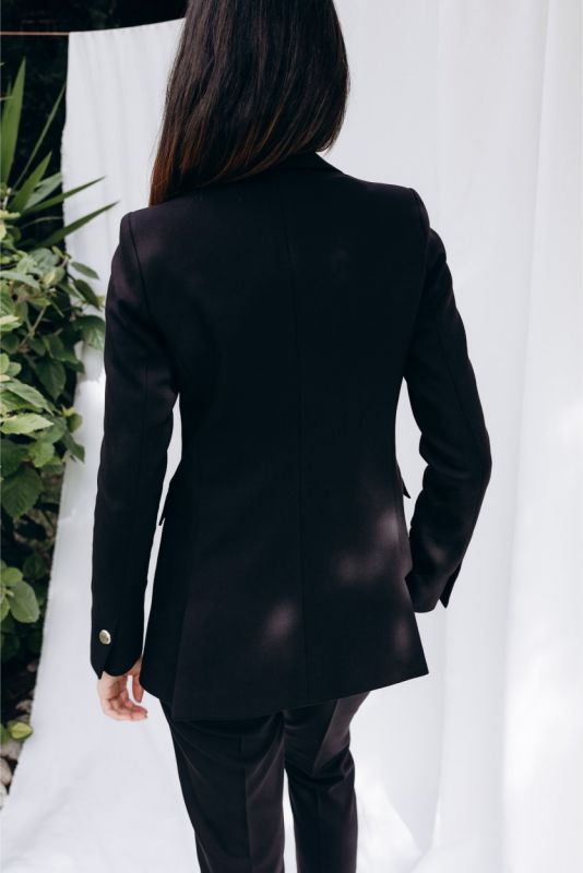 Dos de la veste 'Lorena' ANAE, coupe cintrée qui accentue la silhouette, sophistication en toute simplicité.
