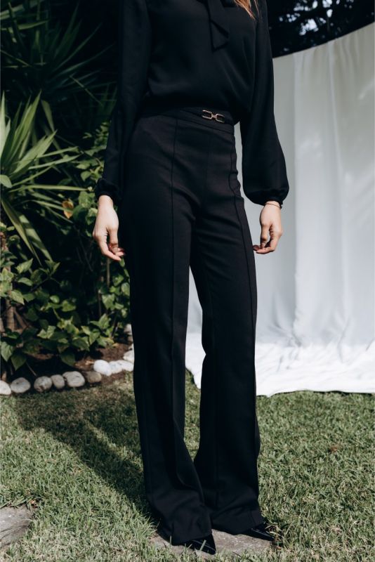 Vue de trois quarts du pantalon évasé ANAE, mettant en valeur la coupe fluide et le style sophistiqué.