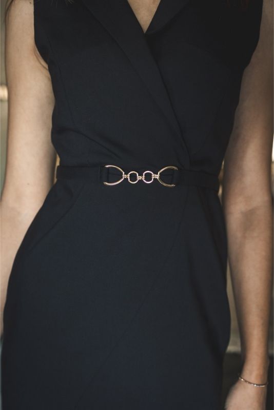 Détail de la robe Soledad ANAE : ceinture élégante mettant en valeur une silhouette féminine, style sobre et chic.