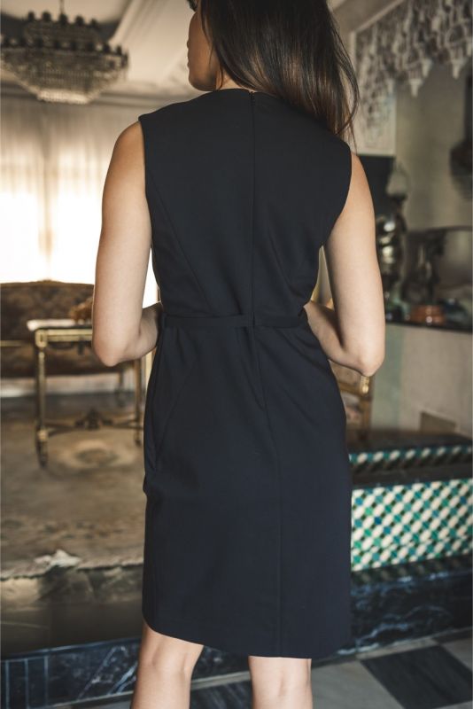 Dos de la robe noire épurée ANAE, coupe cintrée avec fermeture discrète, évoquant élégance et simplicité raffinée.