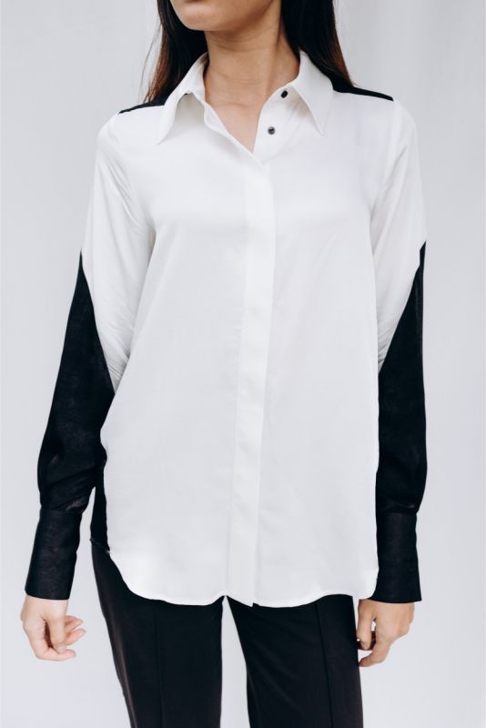 Vue de profil de la chemise 'Celia' d'ANAE, manches noires élégantes, ajoutant une touche de mystère à la silhouette féminine.