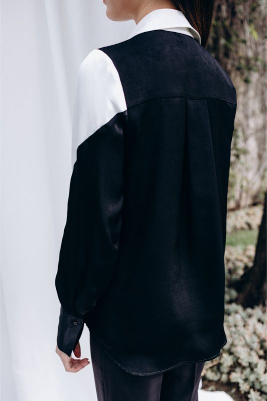 Dos de la chemise 'Celia' d'ANAE, mélange subtil de blanc et noir, créant un look sophistiqué et moderne.