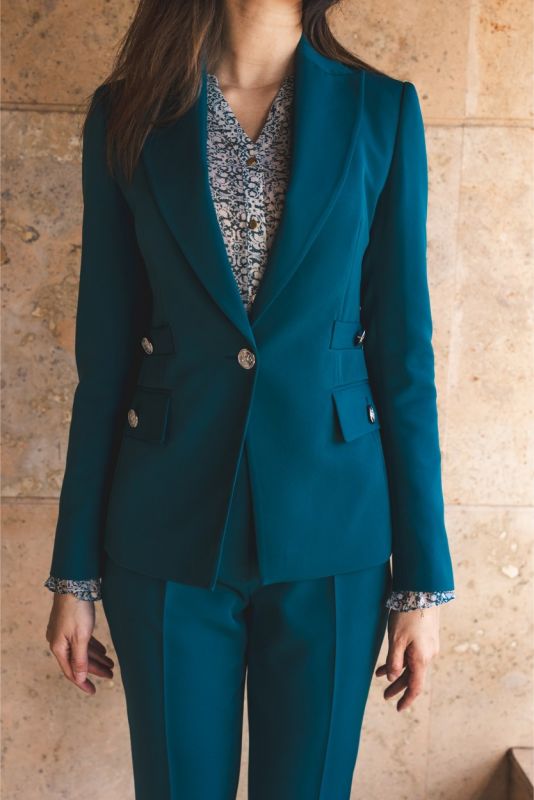 Blazer féminin ajusté ANAE couleur bleu profond, agrémenté d'un imprimé délicat au niveau du col et des poignets.