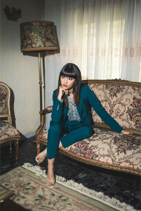 Blazer féminin ajusté ANAE couleur bleu, agrémenté d'un imprimé délicat au niveau du col et des poignets.