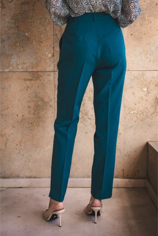 Vue arrière d’un pantalon ANAE bleu profond, soulignant une coupe impeccable et une élégance discrète.